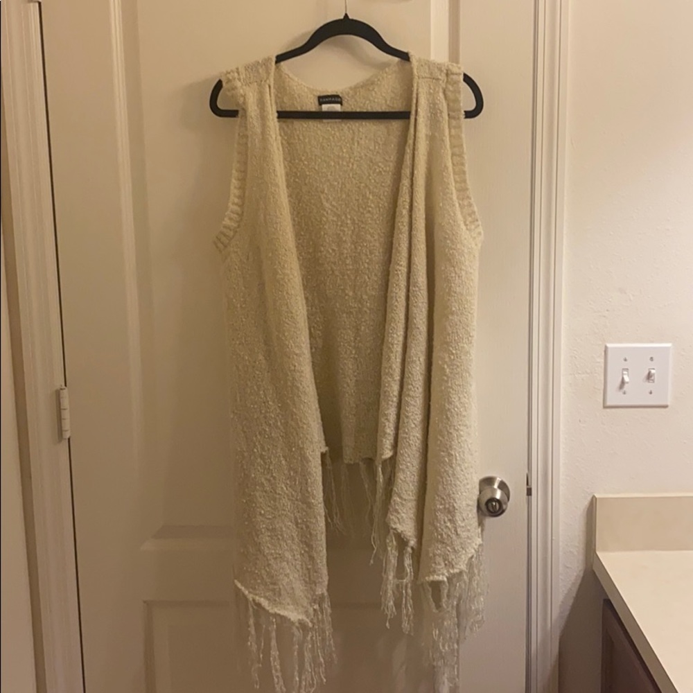 Cream sleeveless sweater duster